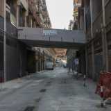 Sulla destra, di fronte all�ex caserma Rossani e accanto all�hotel Excelsior, ecco la prima particolarit� del quartiere: una stretta viuzza si insinua tra i palazzi prima scendendo e poi salendo...